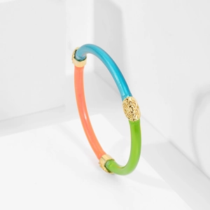 Bracelet en silicone tricolore avec détails en alliage doré gravé sur support en pierre