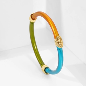 Bracelet dopamine tricolore en silicone avec détails en métal doré et boucle gravée