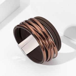 Bracelet multicouche moderne en cuir PU marron avec fermoir magnétique et tubes en métal
