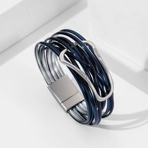 Détail du bracelet multicouche en cuir bohème avec boucle en cristal et fermoir magnétique