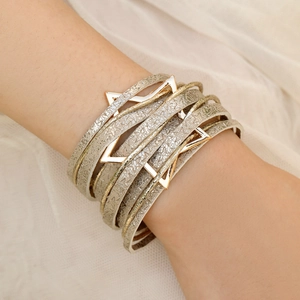 Détail d'un bracelet bohème multicouche en cuir avec breloque étoile et fermoir magnétique