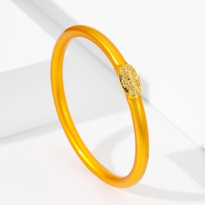 Pulsera de silicona dorada con detalle de rosa en 3D sobre fondo blanco minimalista