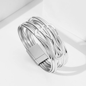 Bracelet bohème multicouche argenté orné de cristaux et fermoir magnétique chic