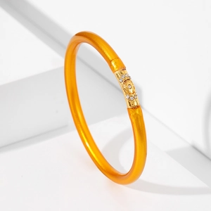 Vista macro detallada de la pulsera de gelatina de PVC amarillo con estrella de aleación de zinc y diamantes
