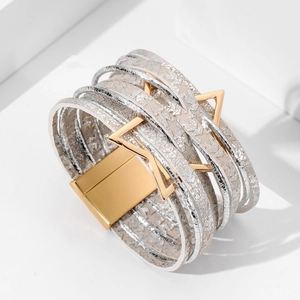 Bracelet bohème multicouche en cuir avec métal triangulaire doré et fermoir magnétique