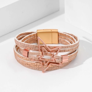 Detail eines mehrlagigen Lederarmbands mit roségoldenem Sternanhänger und Magnetverschluss