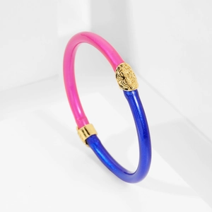 Primer plano de la pulsera de silicona arcoíris con detalles en relieve dorado