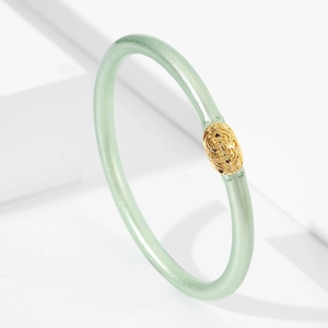 Pulsera de silicona verde con purpurina y un cierre ovalado dorado grabado elegante