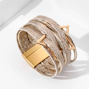 Bracelet bohème multicouche en cuir avec triangles dorés et fermoir magnétique chic