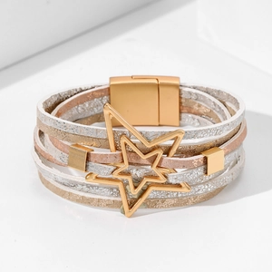 Mehrlagiges Boho Lederarmband mit goldenen Sternen und praktischem Magnetverschluss