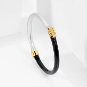 Pulsera minimalista de silicona con plata mate, esmalte negro y hebilla metálica