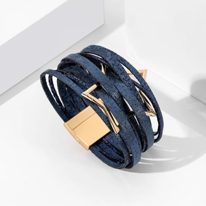 Bracelet bohème multicouche en cuir bleu marine avec triangles dorés et fermoir aimanté
