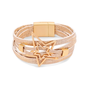 Detail eines mehrlagigen Lederarmbands mit champagnergoldenem Stern und Magnetverschluss