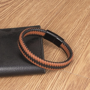 Bracelet en cuir tressé avec cordons noir et marron et fermoir magnétique en métal