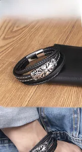 Nahaufnahme eines mehrlagigen Lederarmbands für Herren mit antikem Kreuz-Magnetverschluss
