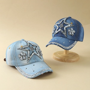 Gorra de béisbol de mezclilla con estrella de pedrería y motivos florales en azul oscuro y claro