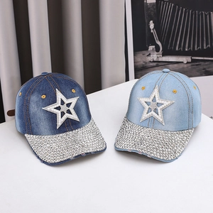 Détail de casquettes en denim avec étoile en perles et visière ornée de strass