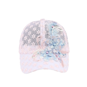 Casquette en dentelle rose avec broderie florale 3D bleue et détails en perles