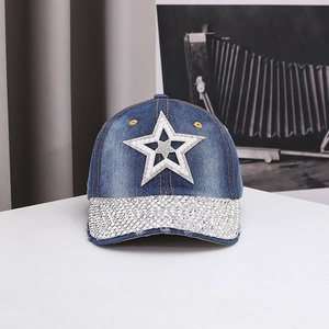 Détail de l'étoile avec perles blanches et strass sur la casquette de baseball en denim