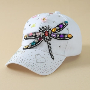 Détail de casquette blanche avec libellule en strass colorés et lettrage Hope