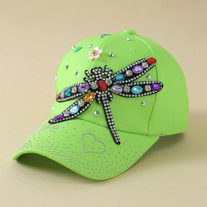 Vue détaillée d'une casquette vert fluo avec libellule en strass et lettrage Love brodé