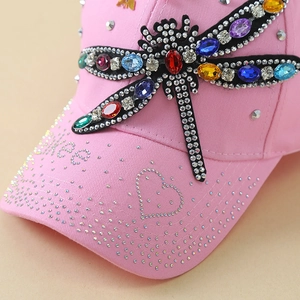 Casquette rose avec libellule en strass multicolores et détails de cœur sur la visière