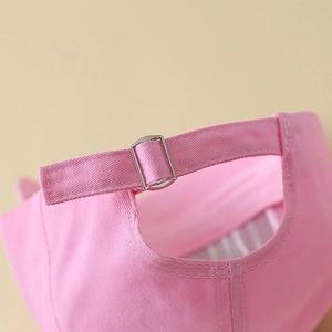 Détail de la casquette de baseball en coton rose avec boucle de réglage en métal argenté