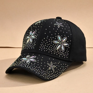 Gros plan détaillé d'une casquette noire en coton ornée de motifs floraux en strass brillants