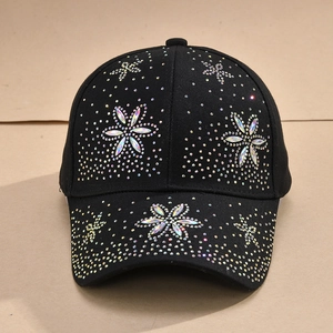 Gros plan de motifs de fleurs en strass étincelants sur une casquette en coton noir