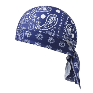 Detail eines dunkelblauen Paisley Piraten-Kopftuchs mit verstellbarem Band und Stoffstruktur
