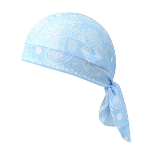 Detailansicht eines hellblauen Paisley-Durags mit Schneeflockenmuster und sauberer Naht