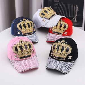Vue détaillée de casquettes de baseball à couronne avec paillettes, perles et charms
