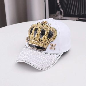 Casquette blanche avec écusson couronne et bordure de perles pour protection solaire
