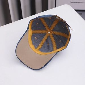 Innenansicht der blauen Denim-Baseballkappe mit khakifarbenem Futter und verstärkten Nähten