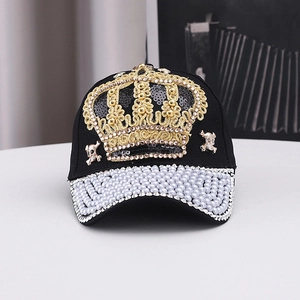 Détail de la casquette avec broderie couronne dorée, perles et strass argentés brillants
