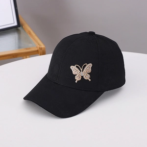 Detail einer schwarzen Baseballkappe mit Strass-Schmetterling und Blumenmustern
