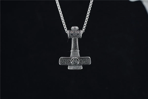 Gros plan du pendentif marteau de Thor Viking avec symbole Valknut et chaîne acier