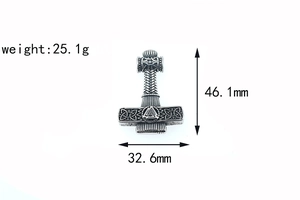 Vue macro du pendentif marteau Mjölnir avec symbole Valknut indiquant 46,1mm de hauteur