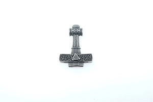 Détail macro du pendentif marteau viking avec symbole Valknut et noeud celtique