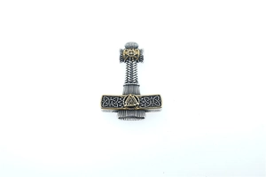 Détail macro du pendentif Viking Mjölnir avec symbole Valknut et motifs celtiques