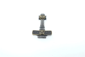 Détail macro du pendentif Marteau de Thor avec symbole Valknut doré et nœuds celtiques