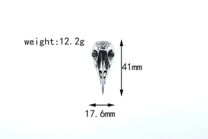 Détail du pendentif crâne d'oiseau viking avec nœud celte et dimensions du produit