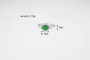 Dettaglio anello in acciaio argento con gemma verde ovale dal peso di 2,8 grammi