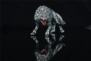 Detailansicht der Punk-Wolfskopf-Statue mit roten Augen auf schwarzem Spiegelhintergrund