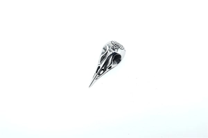 Détail du pendentif crâne de corbeau en argent vintage avec motifs de nœuds celtes