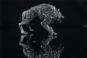 Detaillierte Punk-Stil Edelstahl Wolf Skulptur mit roten Edelsteinaugen und Fellstruktur