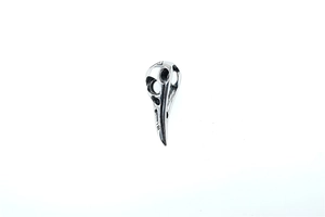 Vue macro du pendentif crâne d'oiseau vintage avec design ajouré et détails gothiques