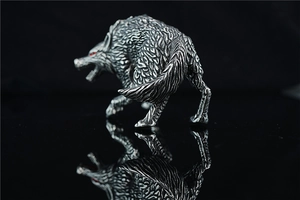 Detaillierte Makroansicht der Punk-Wolfsstatue aus Silber mit roten Augen und Metallstruktur