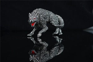 Makroaufnahme einer Wolfsskulptur aus Edelstahl im Punk-Stil mit roten Augen