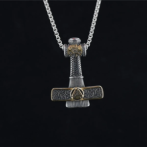 Collier marteau de Thor Mjölnir en acier vintage avec symbole Valknut doré sur fond noir
